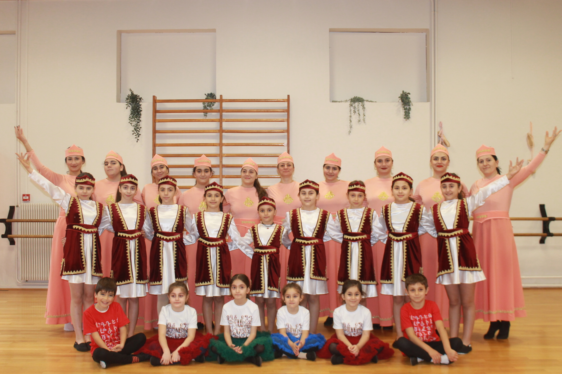 [Photo du groupe de danse arménienne en représentation]