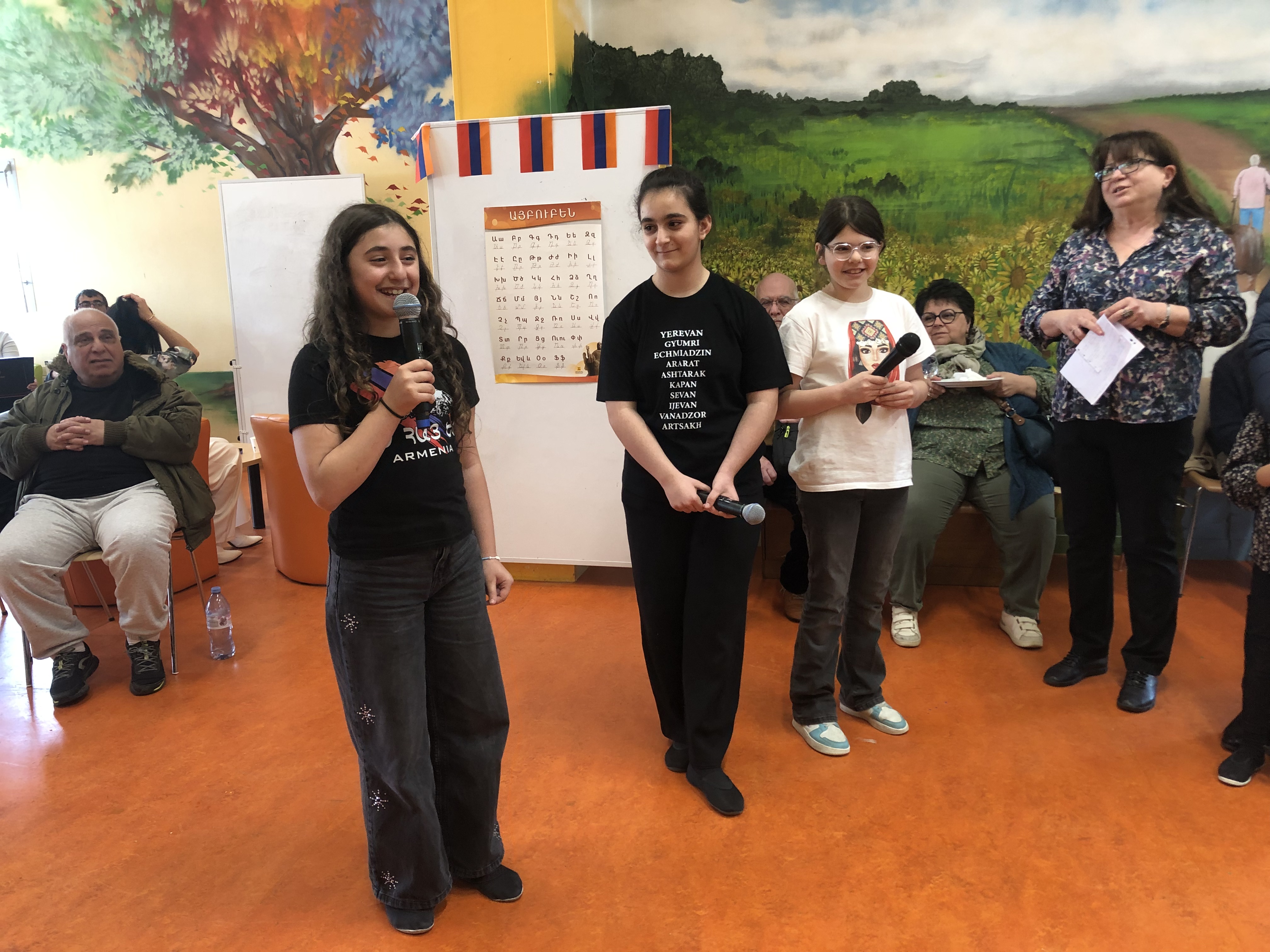 Elèves de l'école récitant des poèmes
