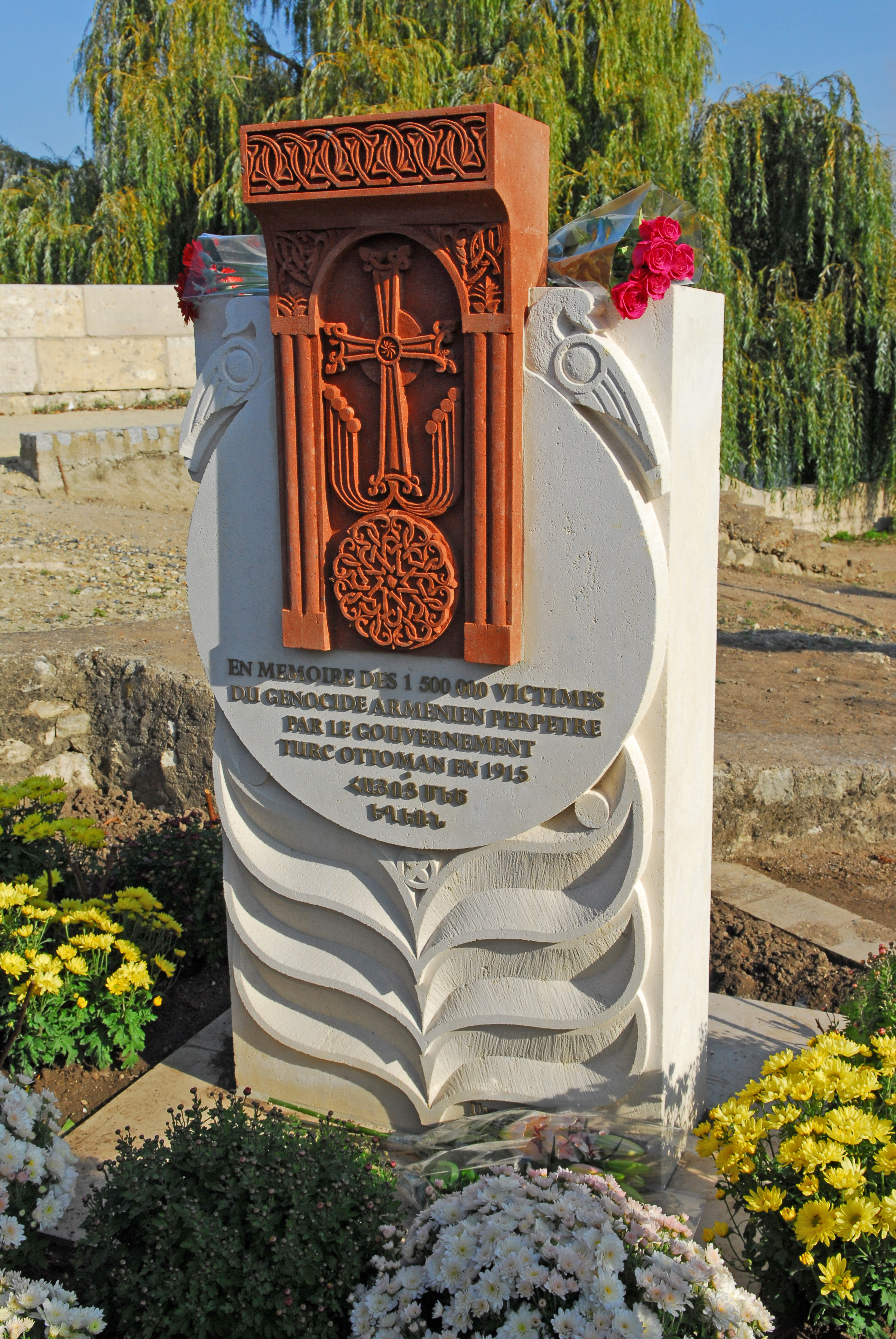 Stèle commémorative du Génocide, jardin du souvenir, place Anatole France à Tours
